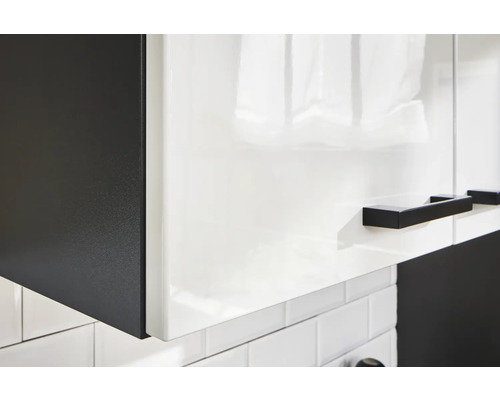 Vue détaillée des armoires de cuisine avec poignées