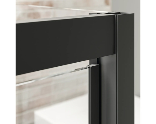 Detailansicht einer Duschkabine mit schwarzem Rahmen und klarem Glas