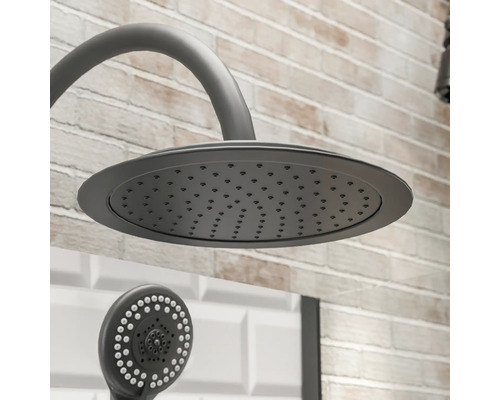 Duschkopf und Handbrause vor einer gefliesten Wand