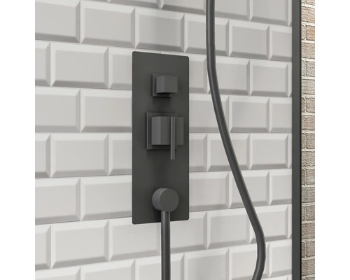 Robinet de douche noir avec thermostat sur mur carrelé