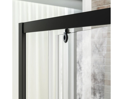 Vue détaillée d''une cabine de douche avec cadre noir et verre transparent.
