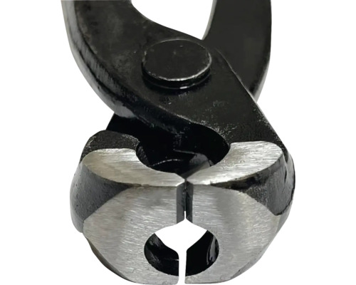 Gros plan d''une tenaille à troncs en acier