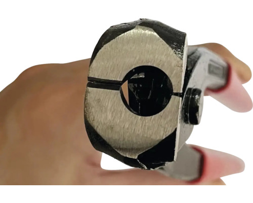 Coupe-tube en utilisation, gros plan sur le dispositif de coupe