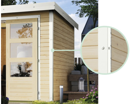 Vue détaillée d''une cabane de jardin avec façade en bois et porte avec inserts en verre