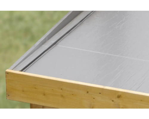 Gros plan d''une toiture avec une membrane bitumineuse et un cadre en bois.