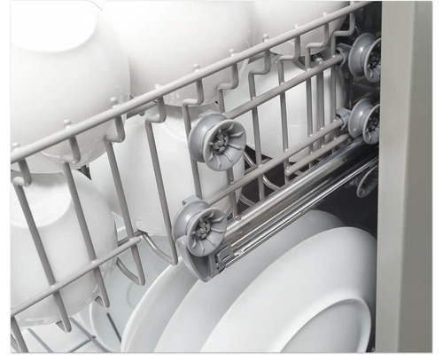 Geschirrspüler mit Geschirr im Geschirrkorb