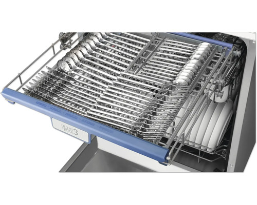 Lave-vaisselle avec panier à vaisselle ouvert, rempli de couverts et de vaisselle.