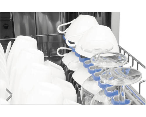 Intérieur d''un lave-vaisselle avec des tasses et des verres dans le panier à vaisselle