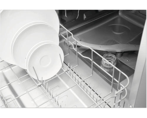 Intérieur d''un lave-vaisselle avec de la vaisselle