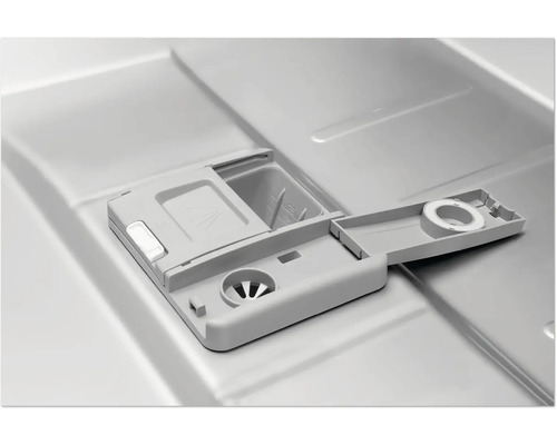 Innenraum eines Geschirrspülers mit Reinigerfach