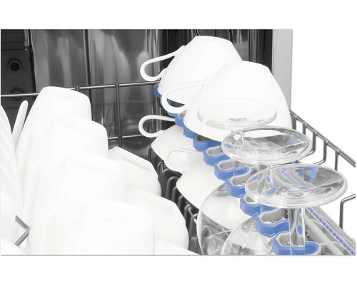 Innenansicht einer Spülmaschine mit Tassen und Gläsern im Geschirrkorb