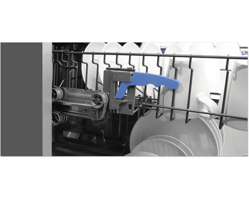 Geschirrspüler Innenraum mit Geschirr und Besteckkorb