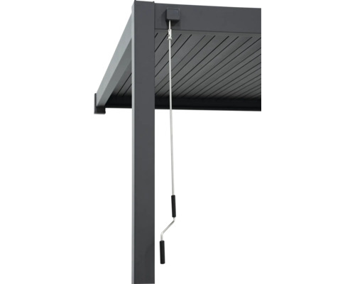 Vue détaillée d''une pergola à lamelles grise avec manivelle pour le réglage des lamelles.