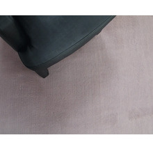Vue détaillée d''un pied de meuble noir sur un tapis