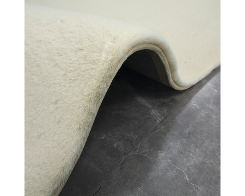 Detailansicht eines hellen Teppichs mit Flor auf einem Boden