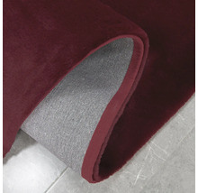 Tapis bordeaux à poils longs avec dos gris