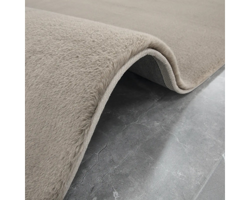 Detailansicht eines Teppichs mit hochflorigem Flor