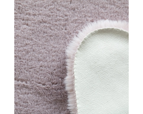 Detailansicht eines zotteligen Teppichs mit Textilrücken