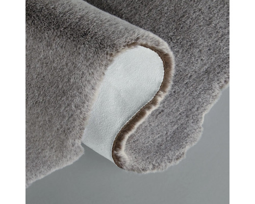 Tapis gris à structure de fourrure