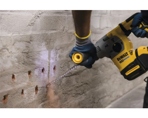 Bohren mit einem Bohrhammer in eine Ziegelwand