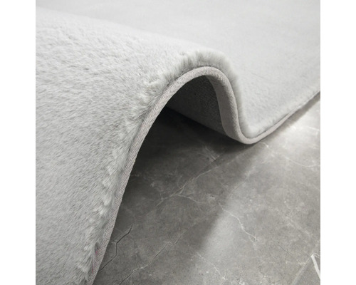 Vue détaillée d''un tapis de couleur claire avec une surface douce