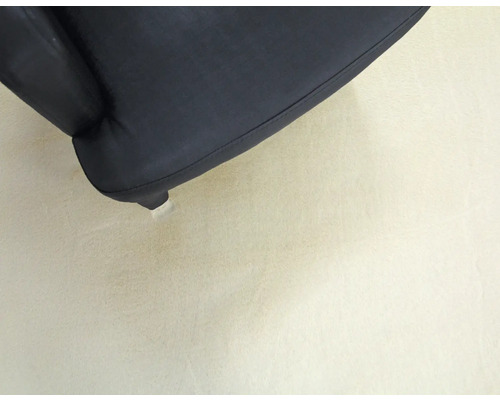 Gros plan sur un pied de chaise noir sur le sol.