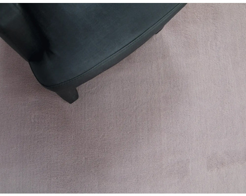 Gros plan sur un pied de meuble noir sur un tapis doux