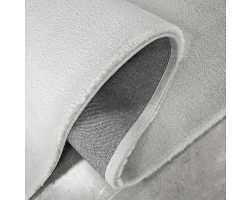 Tapis gris à poils, vue détaillée du dessous