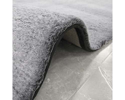 Tapis gris à poils longs sur sol carrelé