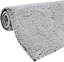Passage de tapis gris enroulé