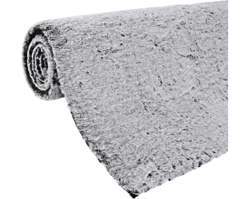 Passage de tapis gris enroulé