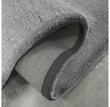 Tapis gris à poils longs, vue détaillée du dos