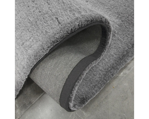 Tapis gris à poils longs, vue détaillée du dos