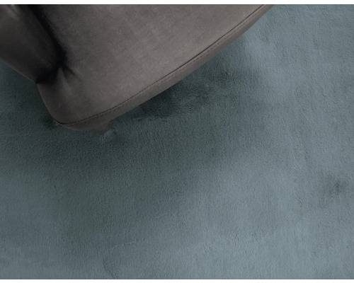 Vue détaillée d''un tapis à poils longs avec une partie d''un siège.