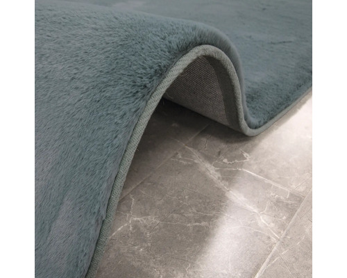 Gros plan d''un tapis à poils sur un sol carrelé.