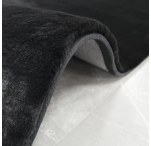 Vue détaillée d''un tapis noir à surface douce