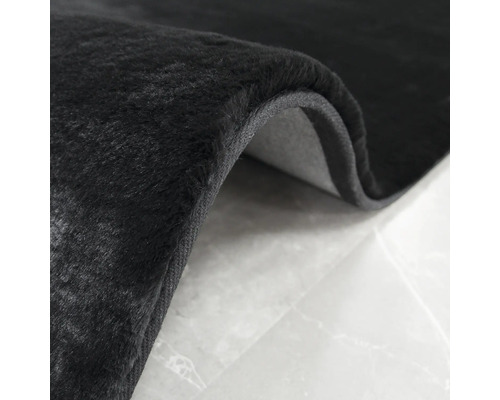 Vue détaillée d''un tapis noir à surface douce