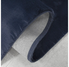 Vue détaillée d''un tapis bleu avec un dos en textile