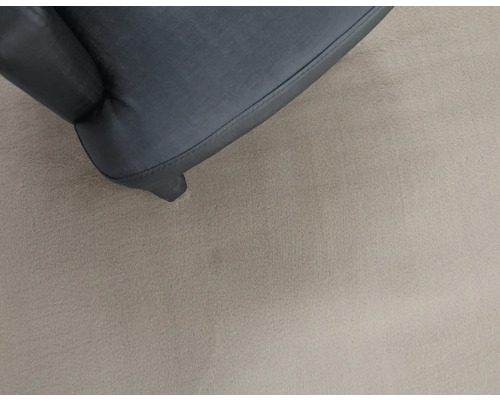 Detailaufnahme von einem Sesselbein auf einem Teppich