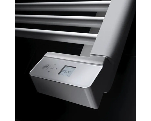 Detailansicht einer Badheizung mit digitaler Steuerung