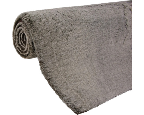 Grauer Teppichläufer als Rolle