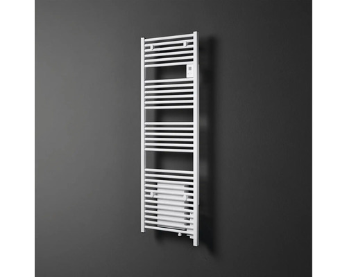 Elektrischer Badheizkörper Stiebel Eltron BHE 100 Plus 183x55x11,7 cm 1000 Watt weiß glänzend Weißer Badheizkörper mit horizontalen Heizrohren an einer Wand