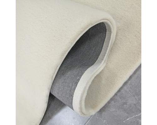 Detailansicht eines Teppichs mit Flor und gewebter Rückseite