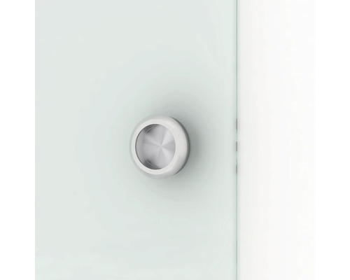 Poignée ronde en métal sur une porte en verre
