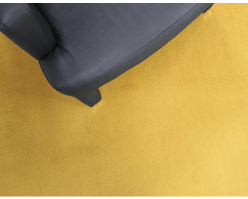 Vue détaillée d''un fauteuil rembourré sur un tapis