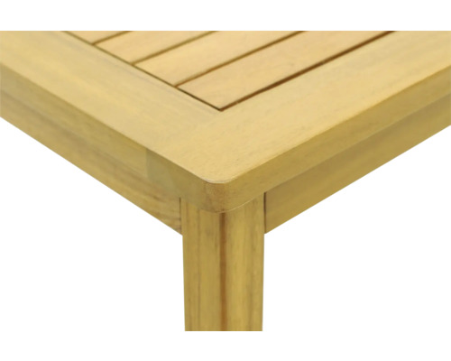 Detailansicht eines Gartentisches aus Holz mit Latten