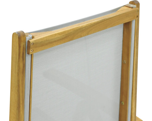 Vue détaillée d''une chaise avec cadre en bois et revêtement en filet