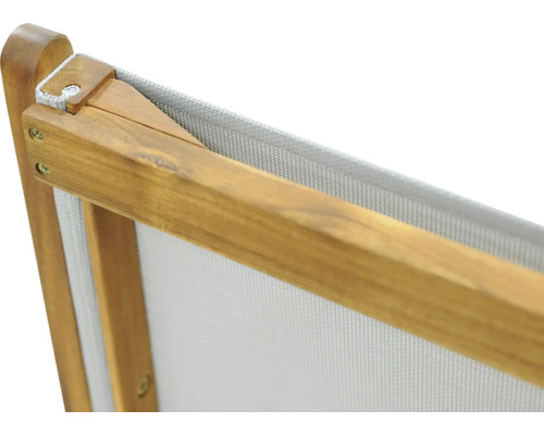 Vue détaillée d''une chaise de jardin avec cadre en bois et revêtement en tissu