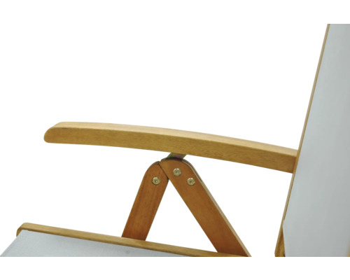 Vue détaillée d''une chaise longue en bois avec accoudoir