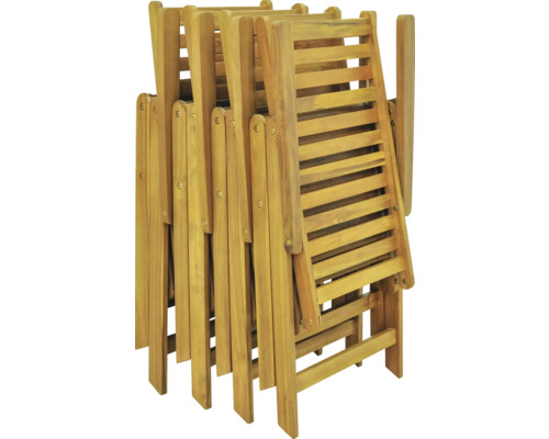 Stapel aus zusammengeklappten Gartenstühlen aus Holz